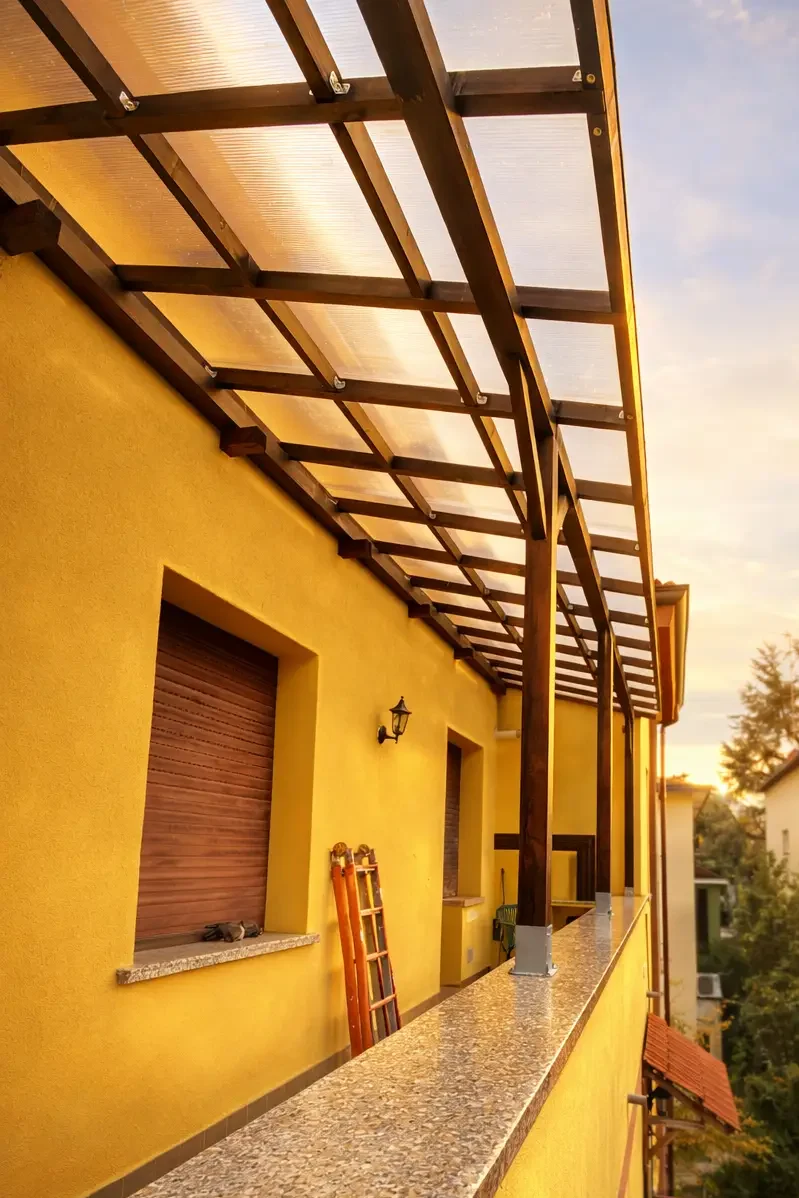 Pergola in legno su terrazzo a Milano con vista al tramonto