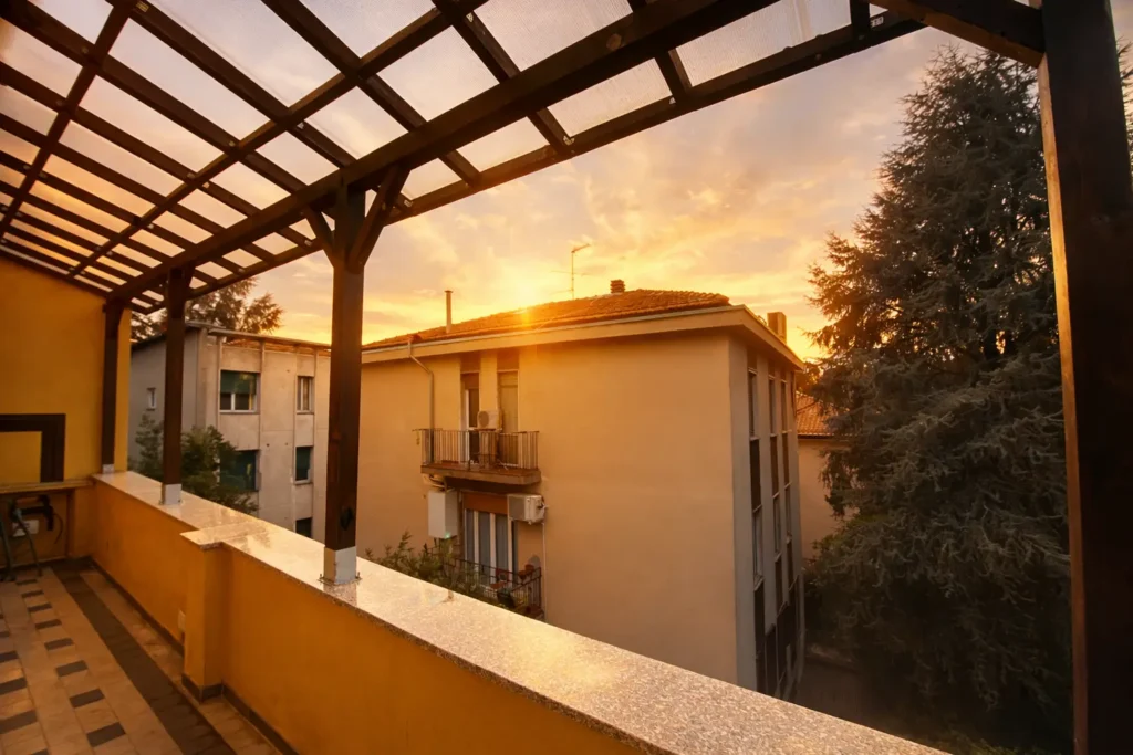 Struttura di pergola in legno su terrazzo condominiale a Milano