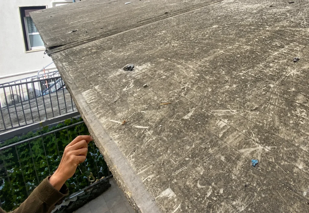 Sopralluogo tecnico su una tettoia a Milano per verificare lo stato delle lastre in policarbonato e della struttura prima del risanamento.
